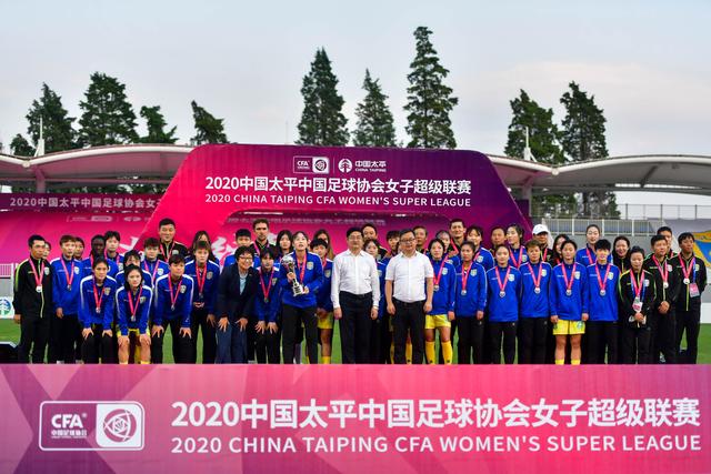 直播吧：玉昆正全力追逐泰山的两名国脚级中场段刘愚、李源一